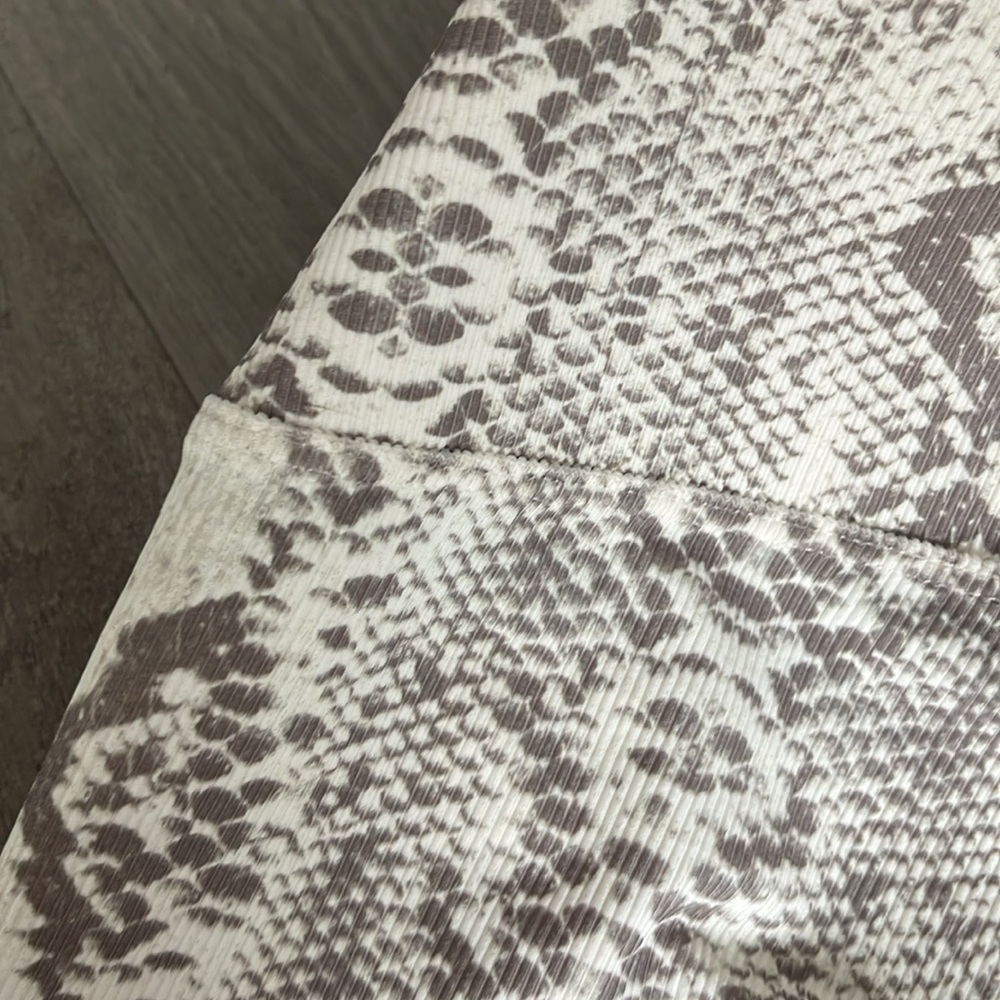 Beach Riot Ribbed Snakeskin Legging Size M - Picture 3 of 3